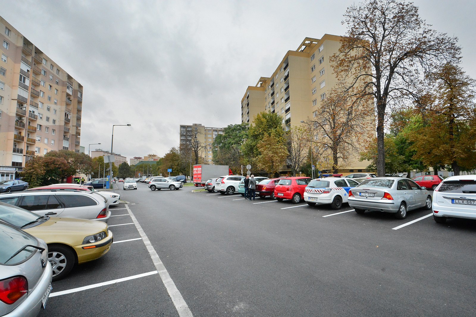 Képeken a felújított út és parkoló a József Attila utcában